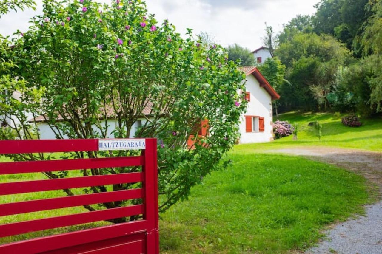 Altzugarria, Ancienne Ferme Basque, Authentique Et Familiale A Sare Villa Exteriör bild